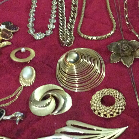 48 - Piece Lot of Gold Tone Vintage & Retro Jewelry **Last Lot** - Picture 14 of 16